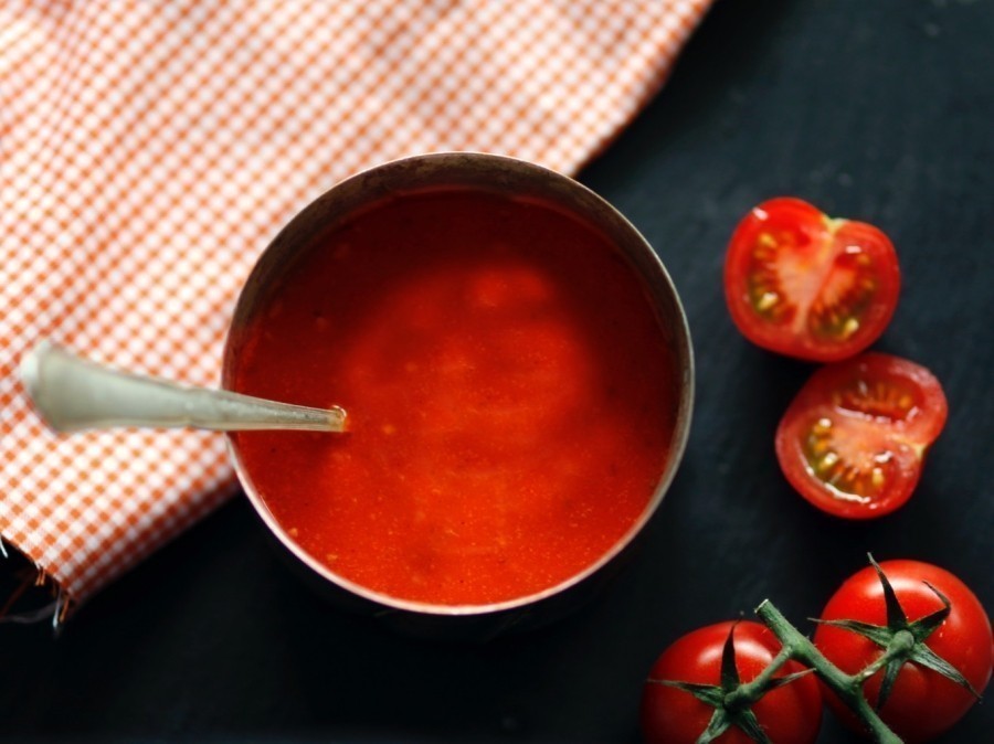 Selbst gemachte Tomatensauce, die fast wie die Miracolisoße schmeckt. Sellerie und Oregano bilden bei beim Original den Hauptanteil. Ich hab erst mal etwas vorsichtig mit Oregano gewürzt.   Hier waren aber alle total begeistert von dem Geschmack.