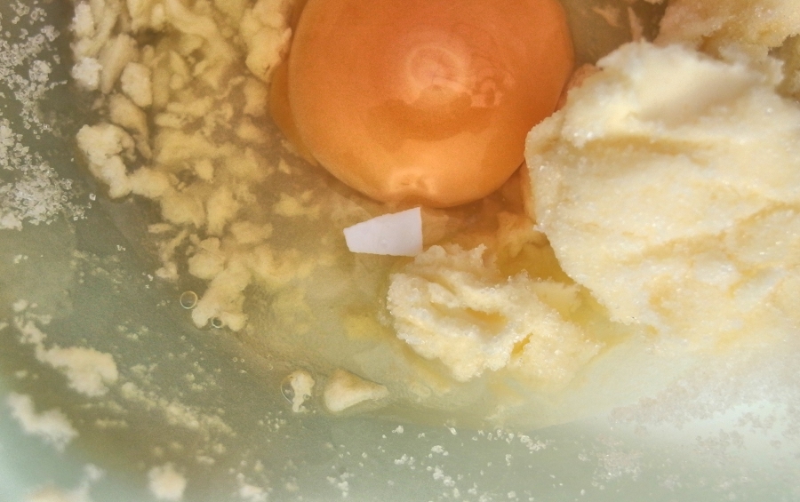 Ein Stück Schale im aufgeschlagenen Ei kann man gut mit einer ausrangierten Pinzette entfernen.