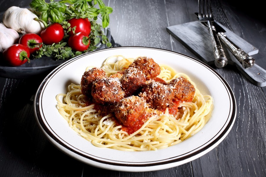 Polpette: Italienische Hackfleischbällchen mit Spaghetti und Tomatensoße.