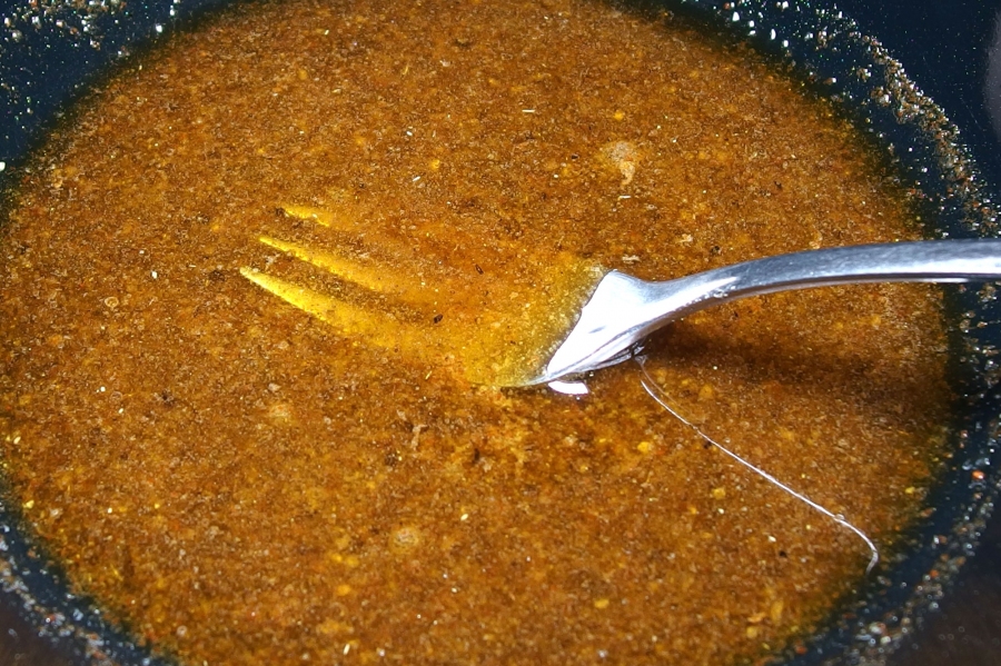 Aus Sojasoße, Honig, Öl, Paprikapulver, Salz, und Pfeffer eine Marinade herstellen.