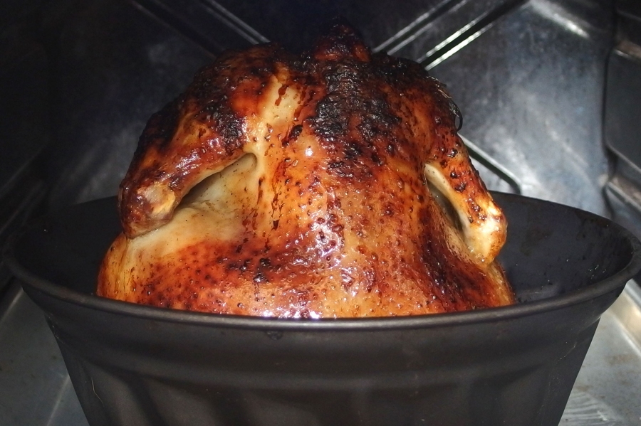 Wenn man das Hühnchen beim Braten im Ofen auf eine Gugelhupfform stellt, wird es besonders knusprig.
