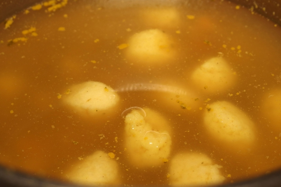 Suppen richtig würzen: Zu jeder Suppe gehören nicht nur Salz und Pfeffer, sondern auch ein Schuss Zitrone, und ein wenig Zucker.