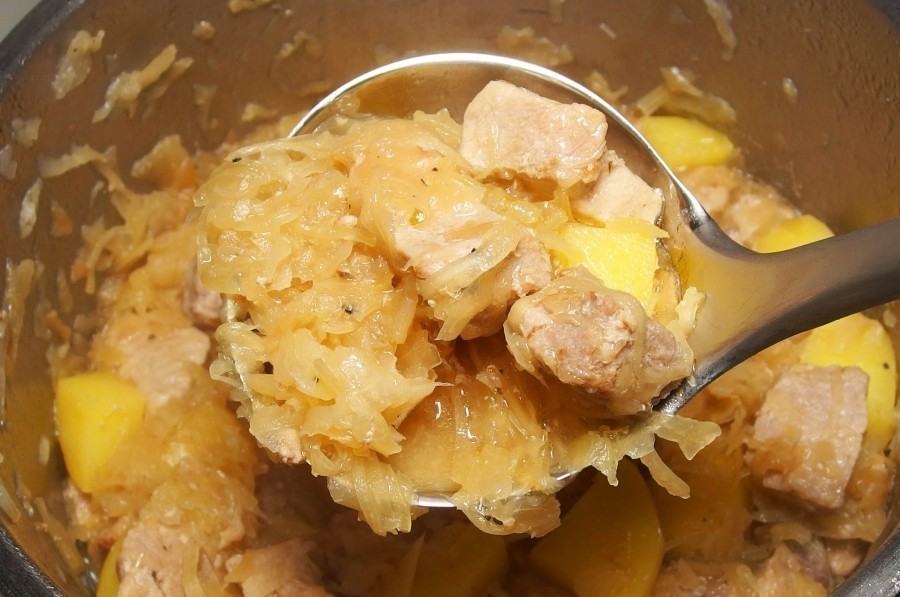 Wenn ihr Sauerkraut mögt, empfehlen wir euch folgendes Rezept: Sauerkrauttopf mit Kasslerkotlett.