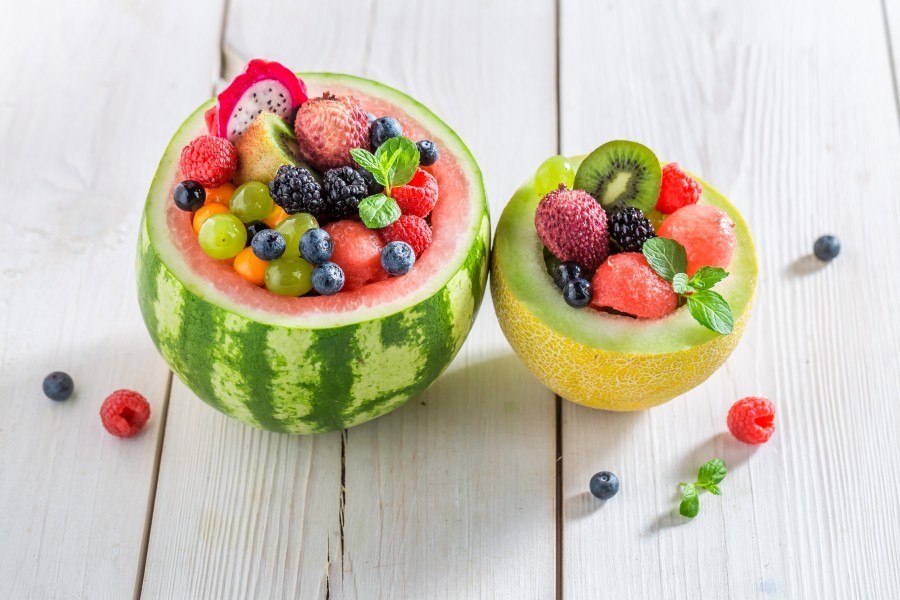 Hast du schon mal deine Obstsalat aus einer Melone gegessen? Eine zauberhafte Idee für einen leckeren Brunch.