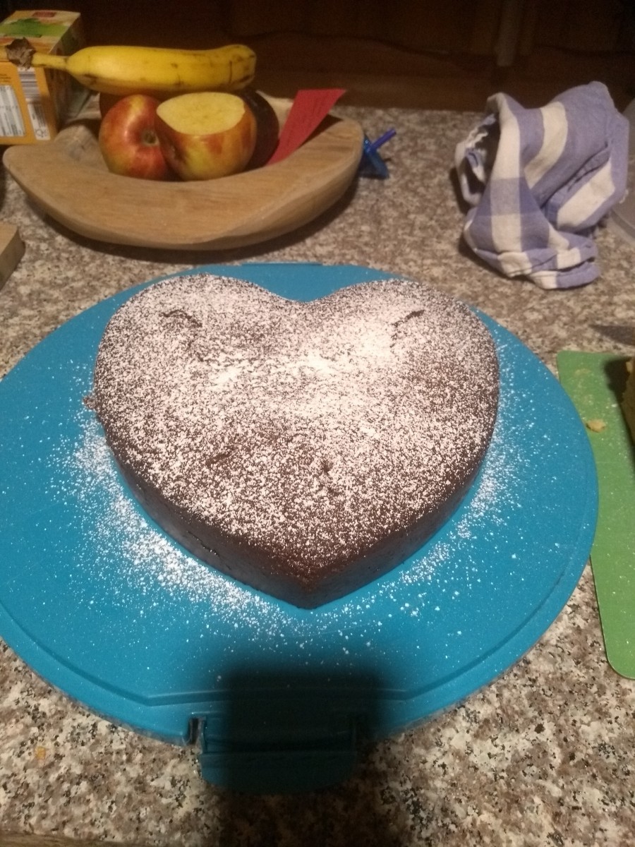 Der Schokoladenkuchen kann auch in einer Herzform gebacken werden und so z. B. an Geburtstagen, Jahrestagen oder zum Muttertage verschenkt werden.