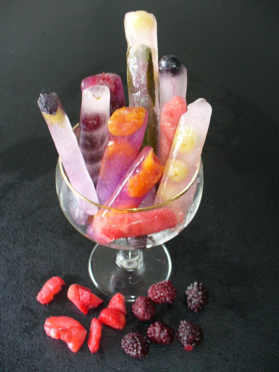 Eisstäbchen mit frischen Früchten