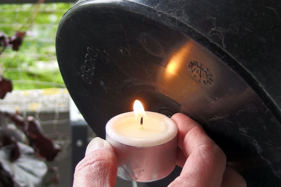 Man nehme eine Kerze, zünde sie an, und halte die Perforation des Topfes einige Sekunden über die Flamme. Anschließend mit einem dicken Nagel oder ähnlichem durchstoßen.