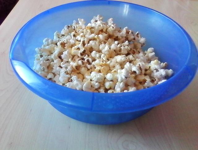 Da wir nicht gerne das fertig in Tüten verpackte Popcorn mögen und es auch nach nichts schmeckt, stellen wir es uns immer selber her, ganz ohne Popcornmaschine.