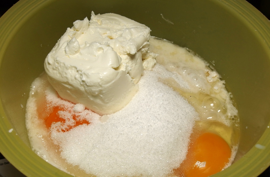 Öl, Milch, Eier, Zucker und Quark verrühren, dann das mit dem Backpulver vermengte Mehl dazu geben und verrühren.