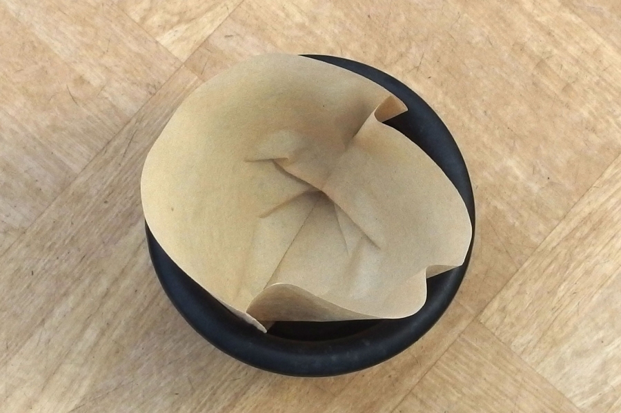 Statt einer Tonscherbe einen Kaffeefilter in den Blumentopf legen.