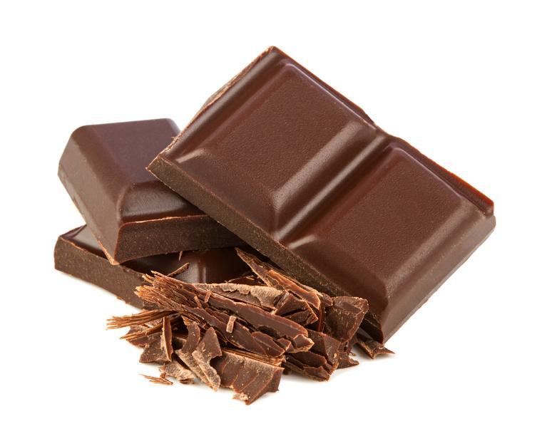 Schokolade kannst du einfach selber machen, anstatt sie zu kaufen. Mit super wenigen Zutaten stellst du die Süßigkeit zu Hause her.