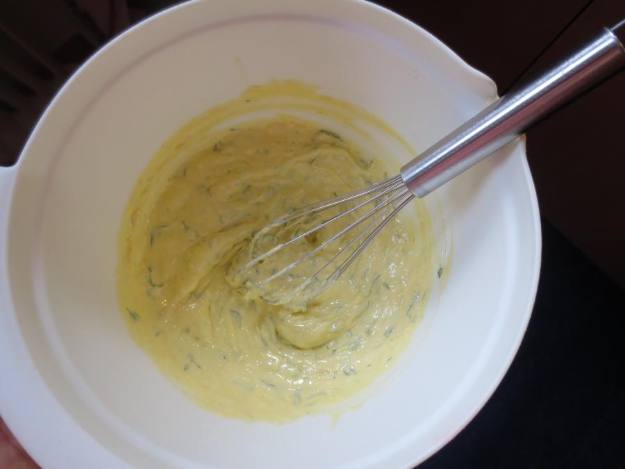 Die weiche Butter mit den vorbereiteten Zutaten gut miteinander verrühren.