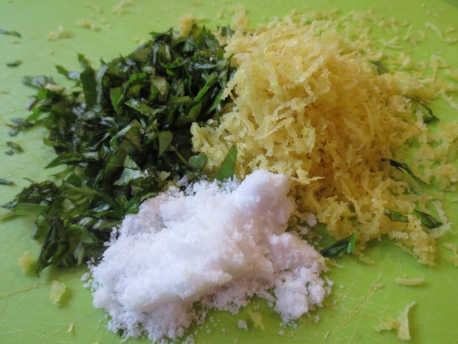 Zitronenschale mittels Reibe oder Zestenkratzer dünn abraspeln.
Die Basilikumblätter mit der Schere in feine Streifchen schneiden.
Das Salz im Mörser fein pulverisieren.