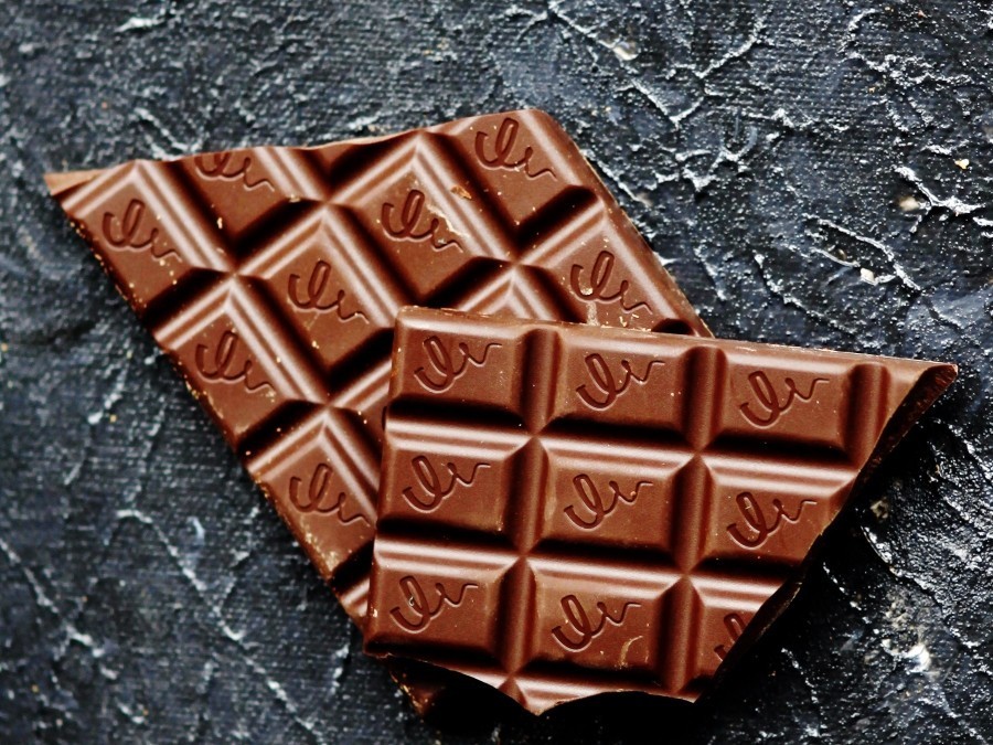 Die Schokolade kann serviert werden, sobald sie vollständig ausgehärtet ist. 
Bei der Herstellung von weißer und dunklen Schokoladensorten verändern sich lediglich nur die Zutaten, die Zubereitung bleibt jedoch gleich.