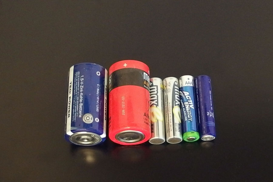 Entgegen landläufiger Meinungen, kann man mit speziellen "CCS" -Schnellladeräten, nicht nur Akkus aufladen, sondern alle Batterie-Arten.