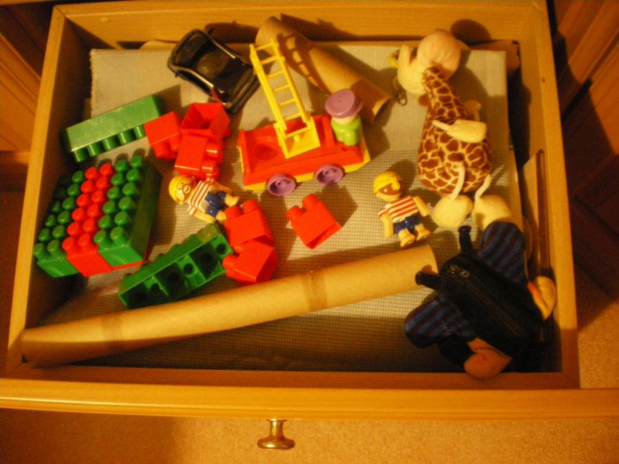 Spielzeug in der untersten Schublade