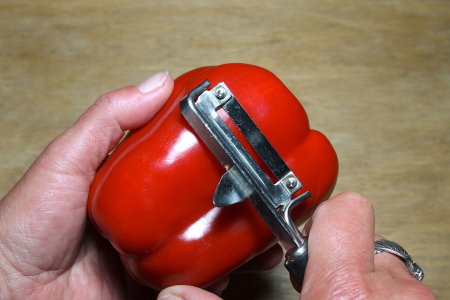 Lästiges Aufstoßen nach dem Genuss von Paprika kann man vermeiden, wenn man sie mit einem Sparschäler schält. 