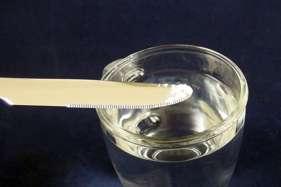Gegen Blasenentzündung: Eine Messerspitze Backpulver in einem großen Glas kaltem Wasser auflösen und trinken.