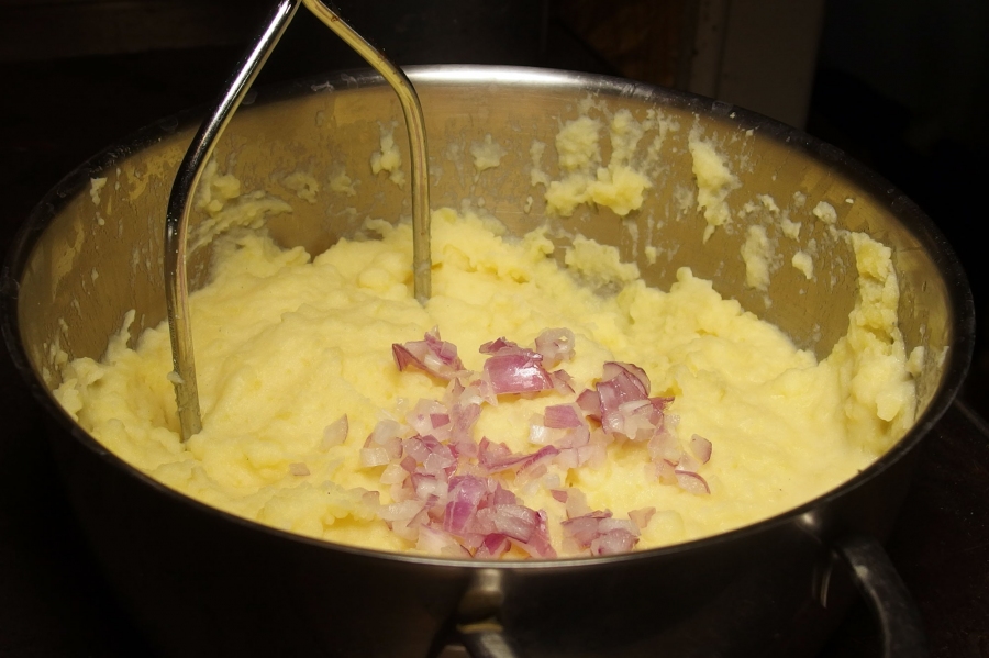 Stampfkartoffeln / Kartoffelpüree schmecken lecker, wenn man sie mit Zwiebeln verfeinert.