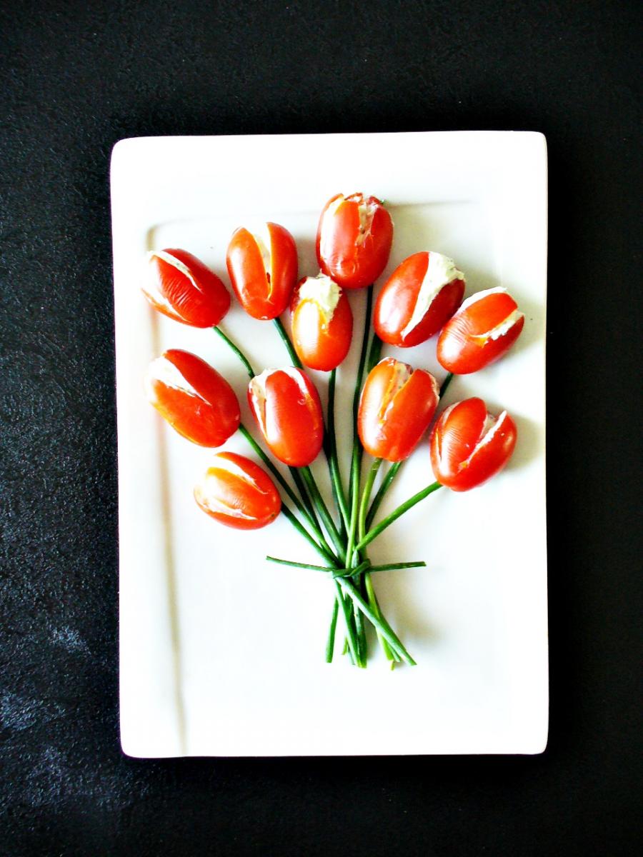 Mit wenig Aufwand und Mitteln zaubert man einen Hingucker für jedes Buffet: ein Tulpenstrauß aus Tomaten.