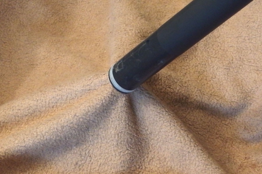 Beim Saugen nur mit dem Saugrohr saugt sich manchmal ein Stoff oder Decke im Rohr fest - so kann man das Rohr vom Stoff trennen.