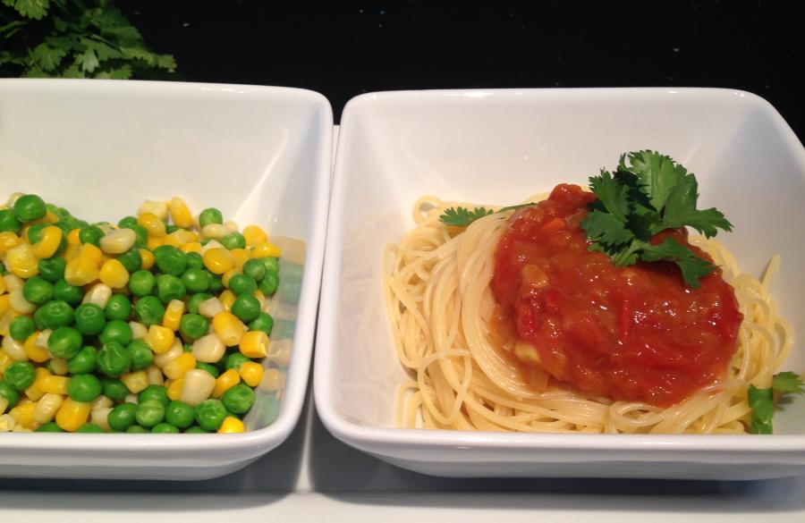 Vegetarische Spaghetti mit Tomaten-Chutney angerichtet