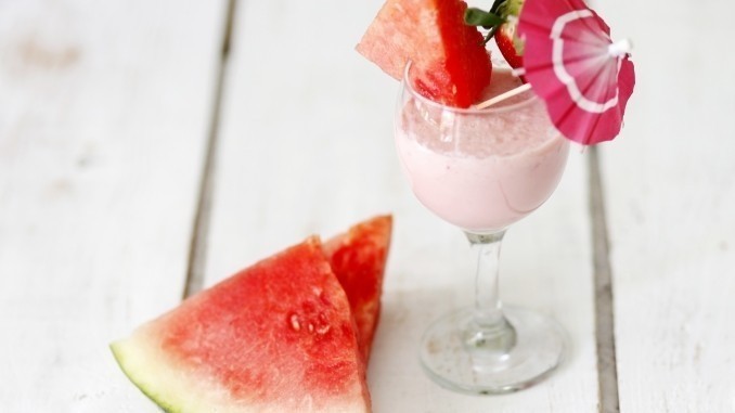 Gesunder und leckerer Melonen-Joghurt-Drink: Entweder man kühlt die Melone vorher oder man gibt einen Eiswürfel hinein, dann schmeckt er noch besser! 