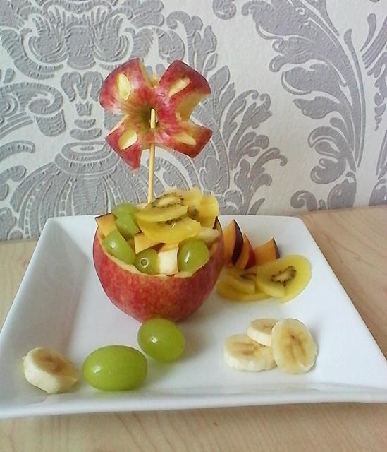 Obst im Apfel anrichten