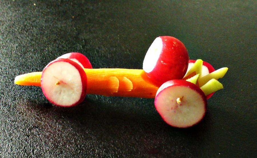 Gemüse-Rennwagen aus Karotte und Radieschen 2