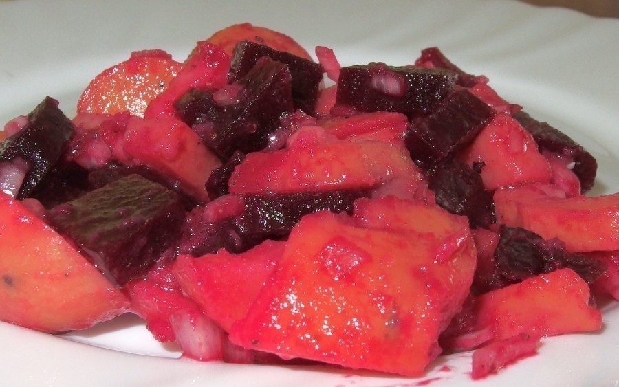 Warmer Rote-Bete-Kartoffelsalat: Dieser Salat sieht nicht nur toll aus, er schmeckt auch noch ganz ausgezeichnet. Viel Spaß beim Nachkochen! 