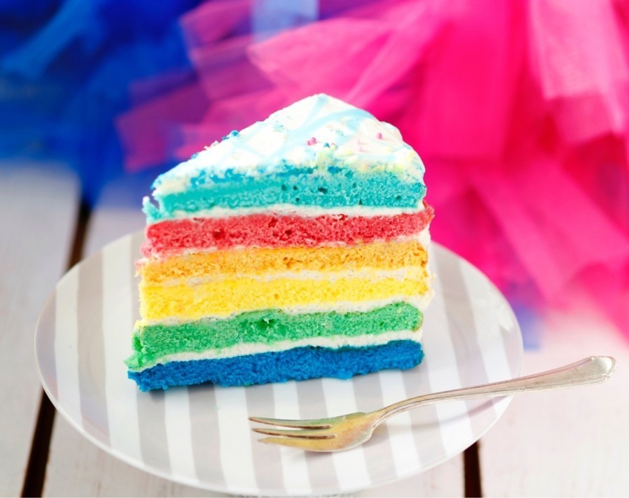 Der Regenbogenkuchen leuchtet in verschiedenen Farben und bringt sowohl Kindern als auch Erwachsenen große Freude.