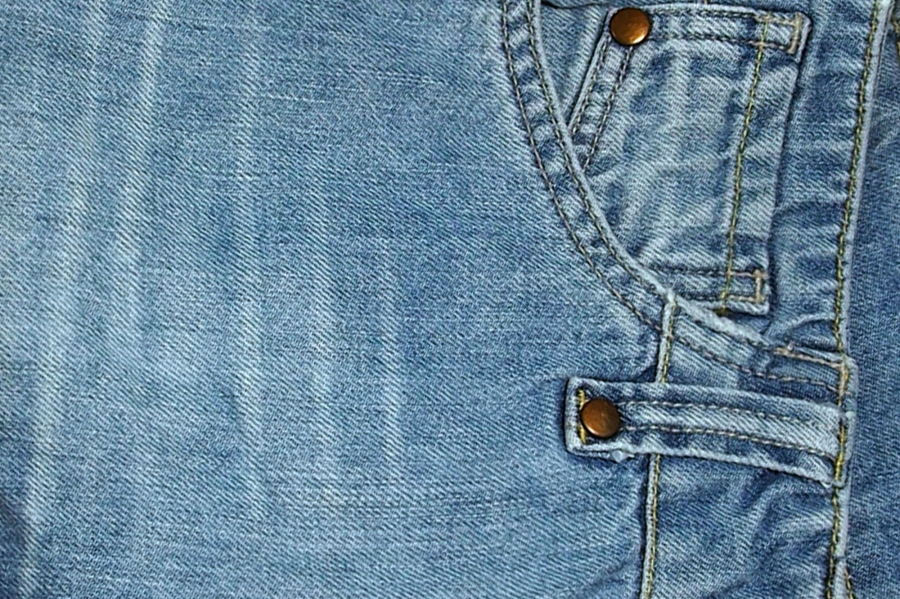 So kann man großflächige eingetrocknete Blutflecken aus einer Jeans entfernen.