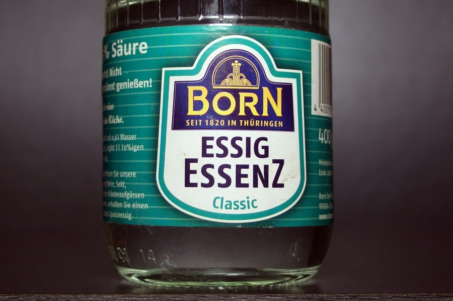 Der Geruch von Essigessenz vertreibt Marder.