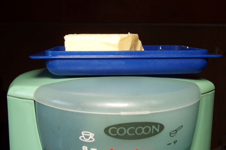Harte Butter wird ganz einfach schnell streichfähig, wenn man sie morgens auf die Kaffeemaschine stellt.