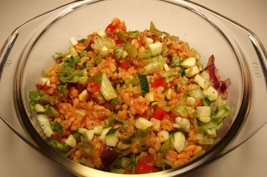 Türkischer Salat mit feiner Weizengrütze (Bulgur), Tomaten und Zwiebeln.