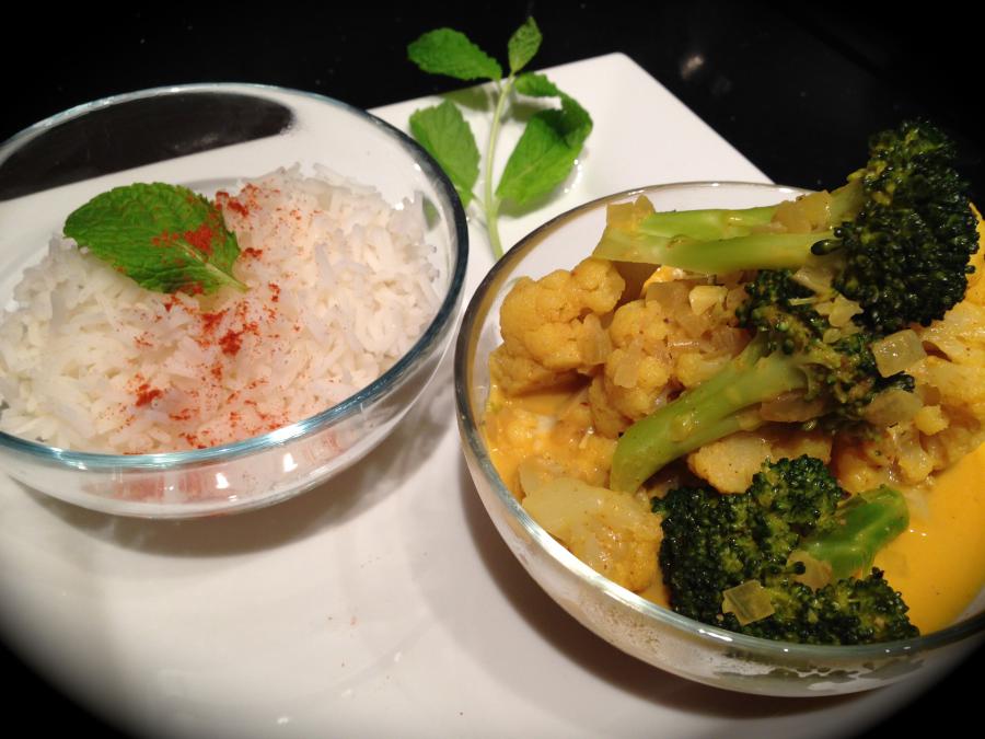 Blumenkohl und Brokkoli in Kokos-Curry-Soße
