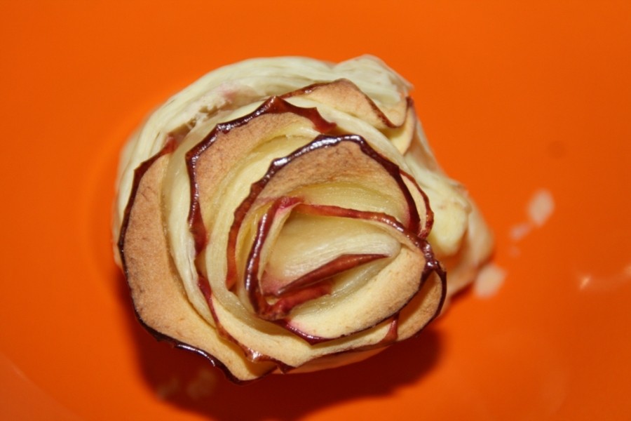 Die Apfel-Blätterteig-Rose mit Zucker-Zimt-Mischung oder mit Puderzucker bestreuen und genießen!