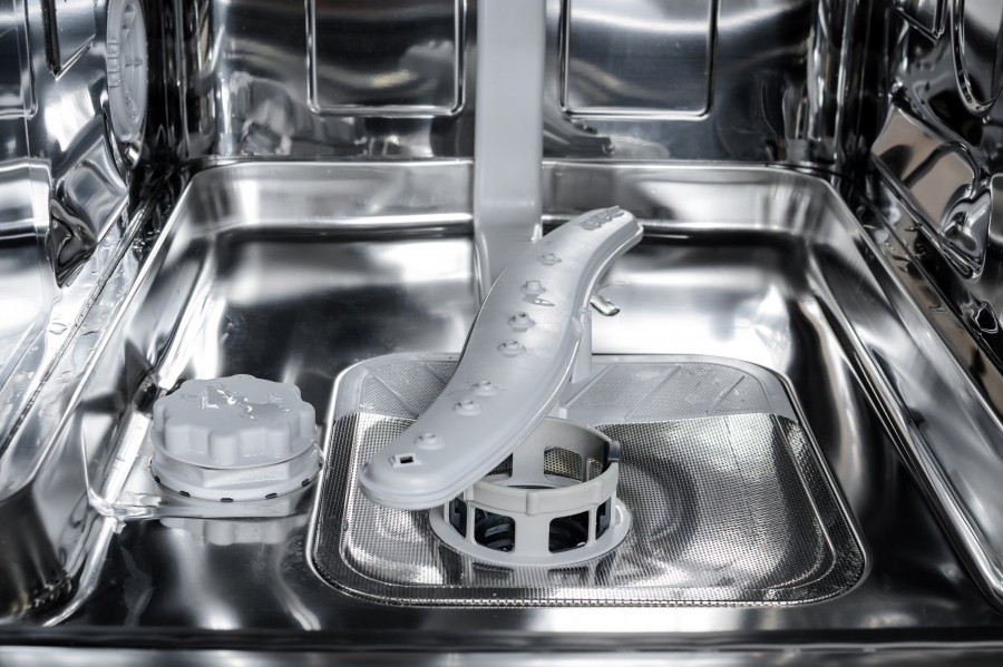 Ab und zu empfiehlt es sich, die sich drehenden Sprühstäbe in der Spülmaschine zu entfernen und zu reinigen. Wie das geht, erfährst du in diesem Tipp.