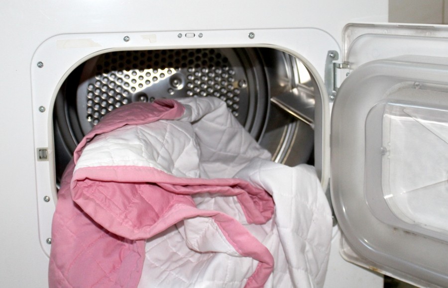 So wird eine wochenlang im Bettkasten gelagerte Bettdecke im Trockner wieder schön fluffig und wie frisch gewaschen.
