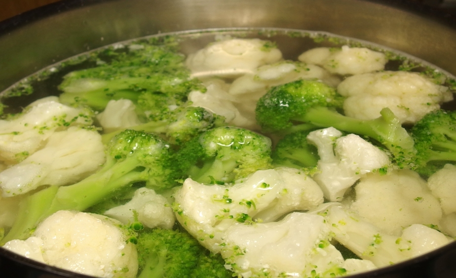 Schnelles "Blanchieren" von Gemüse mit dem Wasserkocher. Natürlich geht das nur gut mit einem Wasserkocher der keine Heizspirale direkt im Wasser hat.