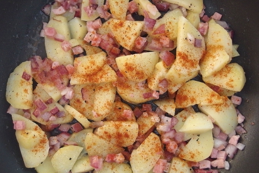 Bratkartoffeln bekommen eine appetitliche und schöne Farbe mit Paprika.