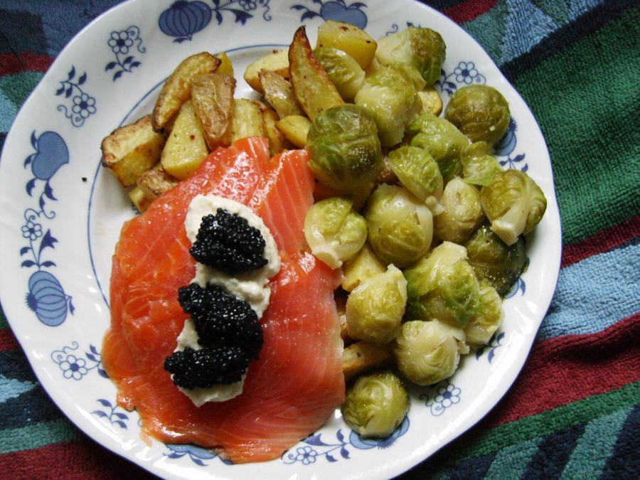 Potato Wedges mit Rosenkohl Lachsforelle Kaviar und Meerrettich