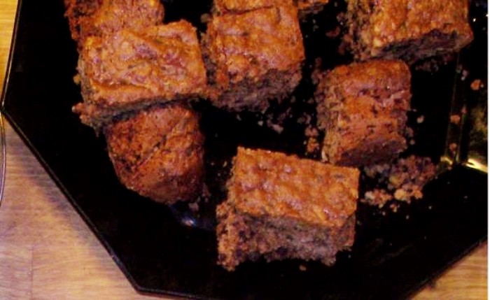 Die fertig gebackenen knackigen Brownies werden noch in 12 Stücke geschnitten und mit Puderzucker bestäubt.