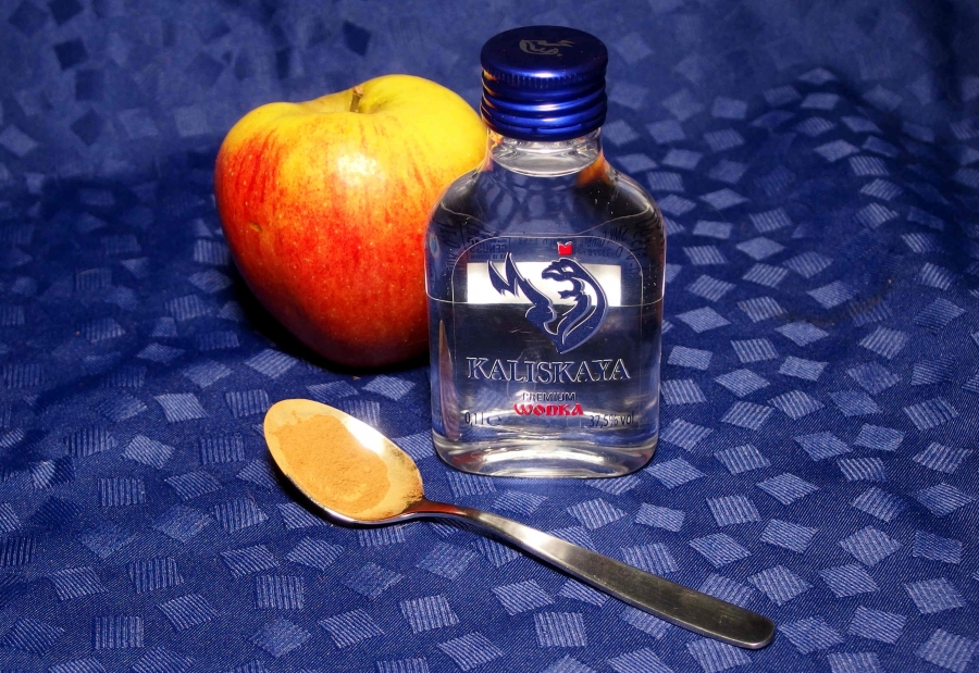 Wodka, Apfelsaft und eine Prise Zimt: Riecht wie Apfelstrudel und schmeckt auch so. Lecker.