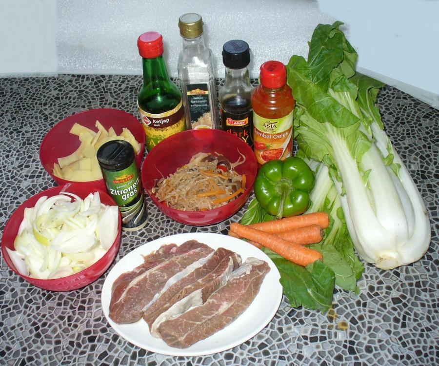 Rindfleisch mit Zwiebeln und asiatischem Gemüse 2