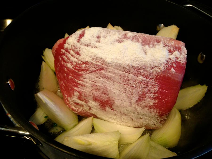 Das Fleisch wird gewaschen, getrocknet und auf einem Brett oder Teller mit etwas Mehl rundum bestäubt.