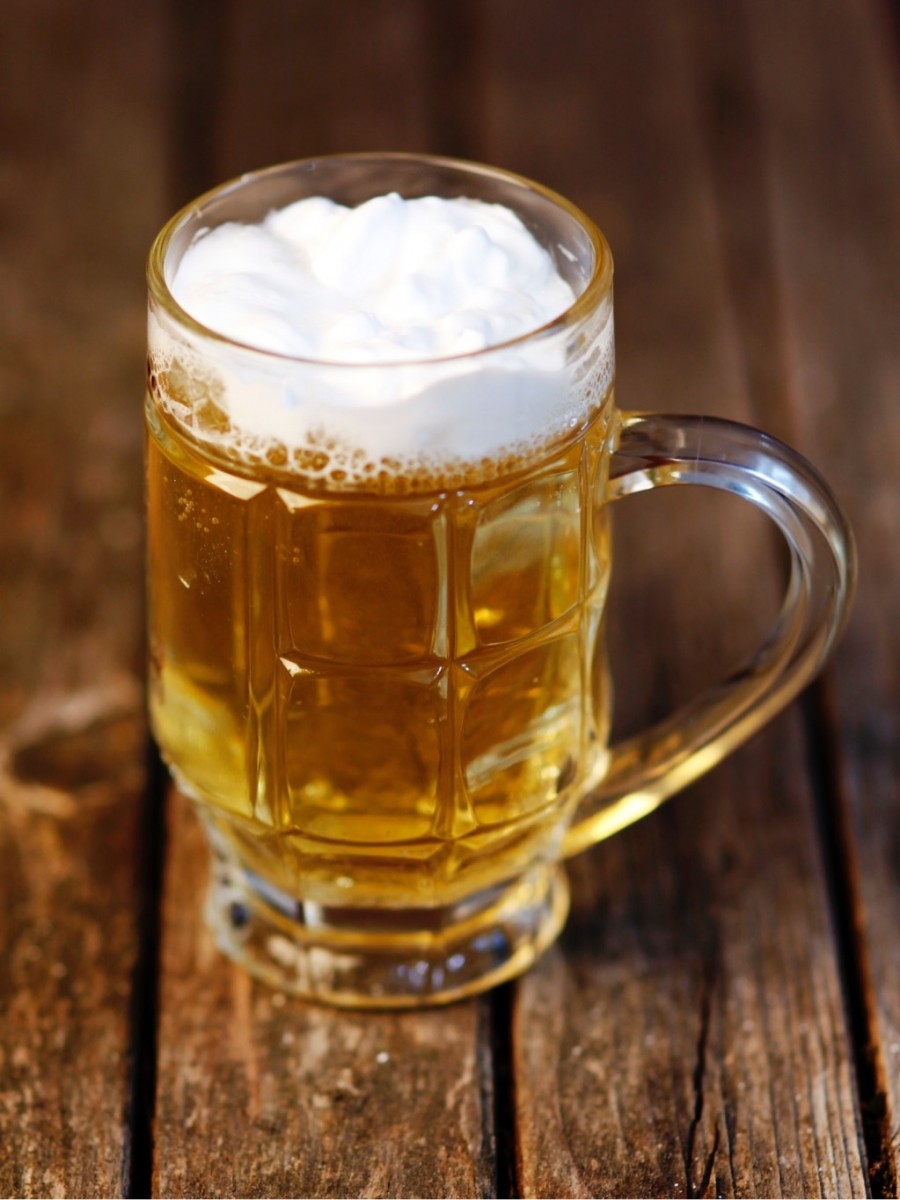 Zwei alkoholfreie Bier plus viel Wasser kann gegen eine beginnende Blasenentzündung helfen.