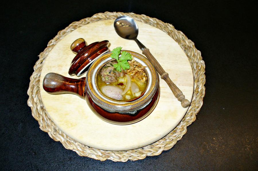 Viererlei Zwiebelsuppe mit Petersilien-Hackklößchen
