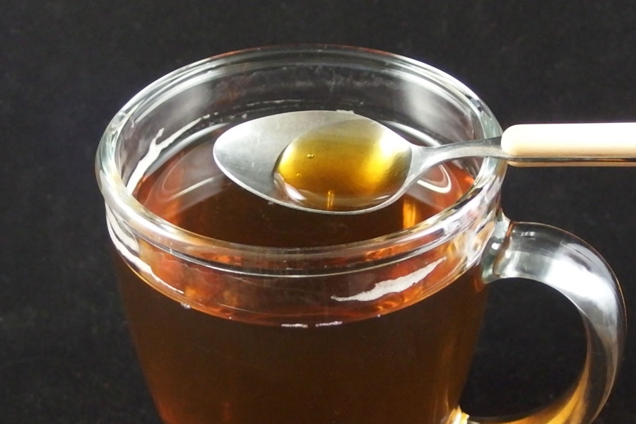 Gegen Halsschmerzen: Tee in kleinen Schlucken trinken.