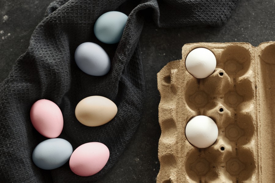 Zum Eier färben müssen keine synthetische Farben verwendet werden. Du kannst zum Eier färben Naturfarben aus vielen Lebensmitteln herstellen.
